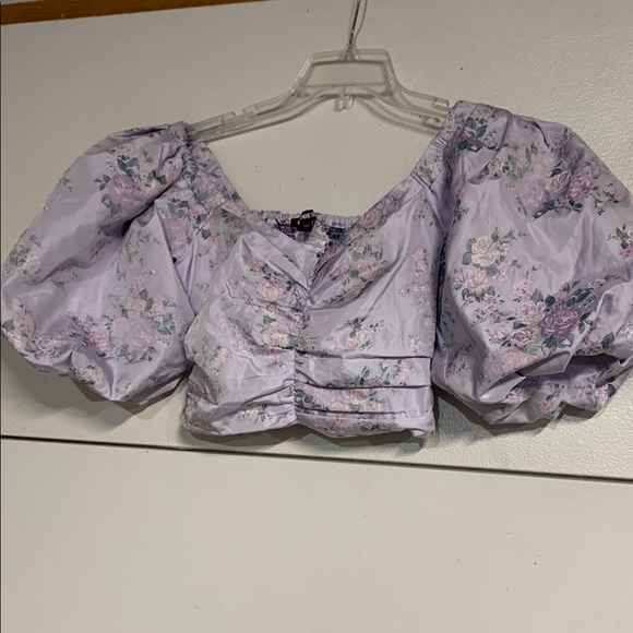 EXPRESS PURPLE FLORAL RUCHED PUFF SLEEVE CROP TOP BLOUSE WOMENS XS - Picture 2 of 10